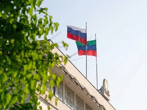 Магомед Валихов поздравил с Днём Государственного флага