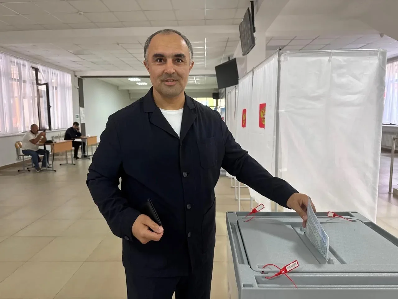 Врио министра Юрий Гамзатов проголосовал в Дагестане