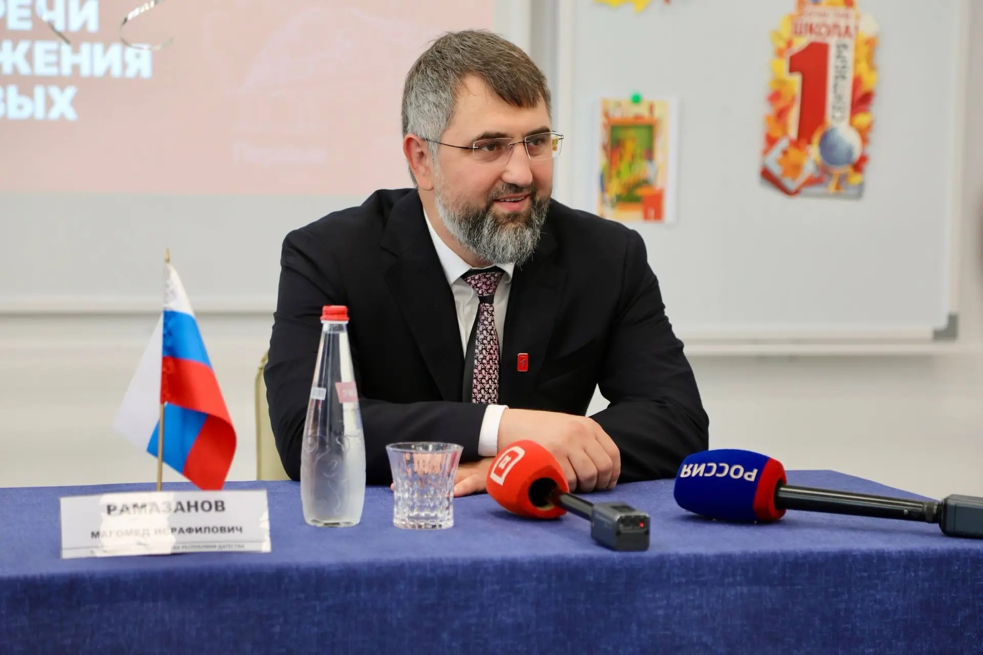 Магомед Рамазанов посетил новую школу в Байрамауле