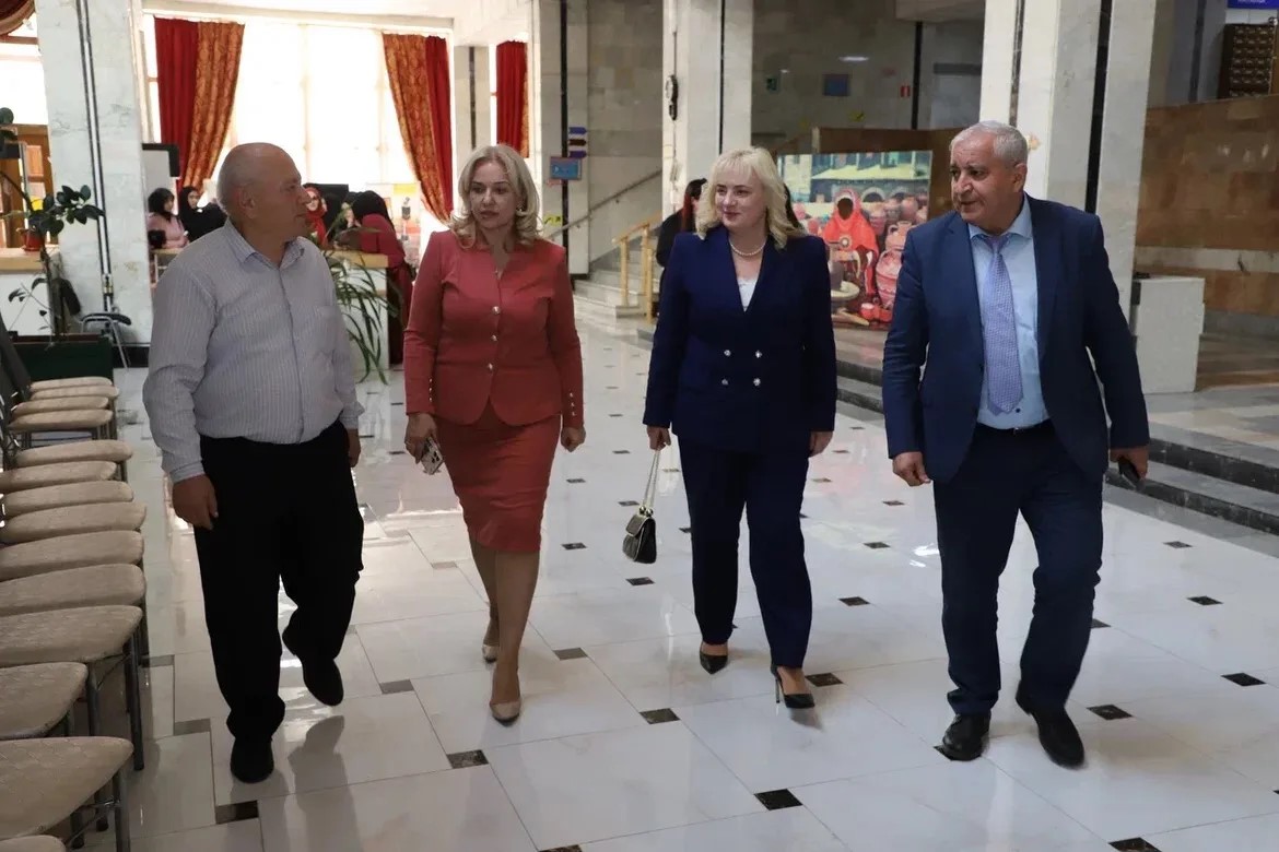 Жанна Алексеева осмотрела библиотеку Дагестана после ремонта