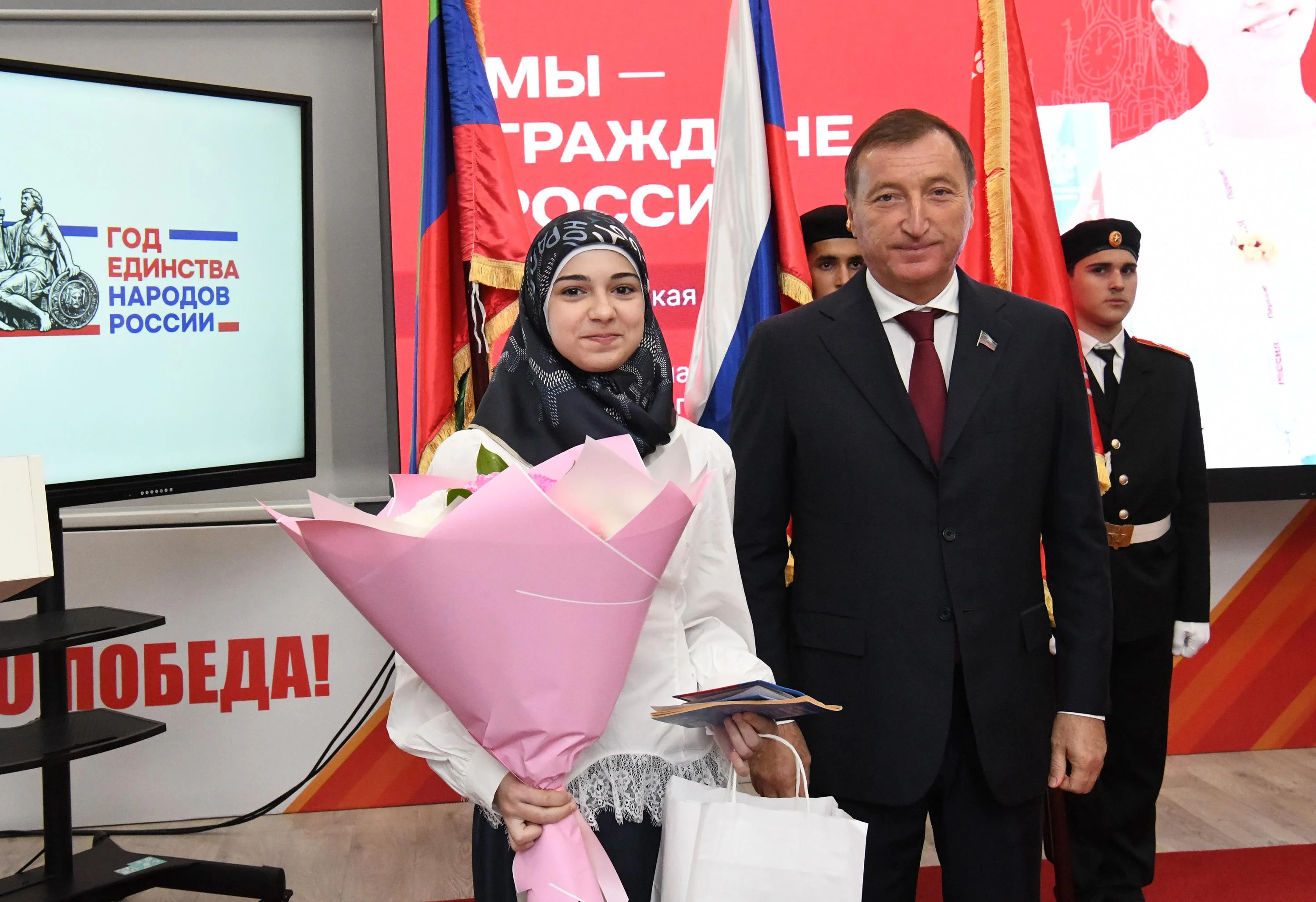 17 школьников получили паспорта в музее Махачкалы