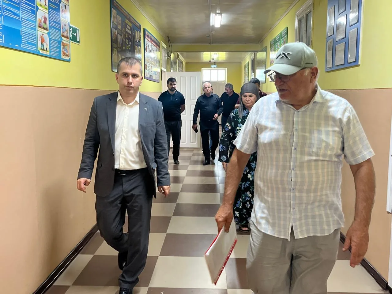 Магомед Валихов осмотрел школу в Новочеркее после встречи