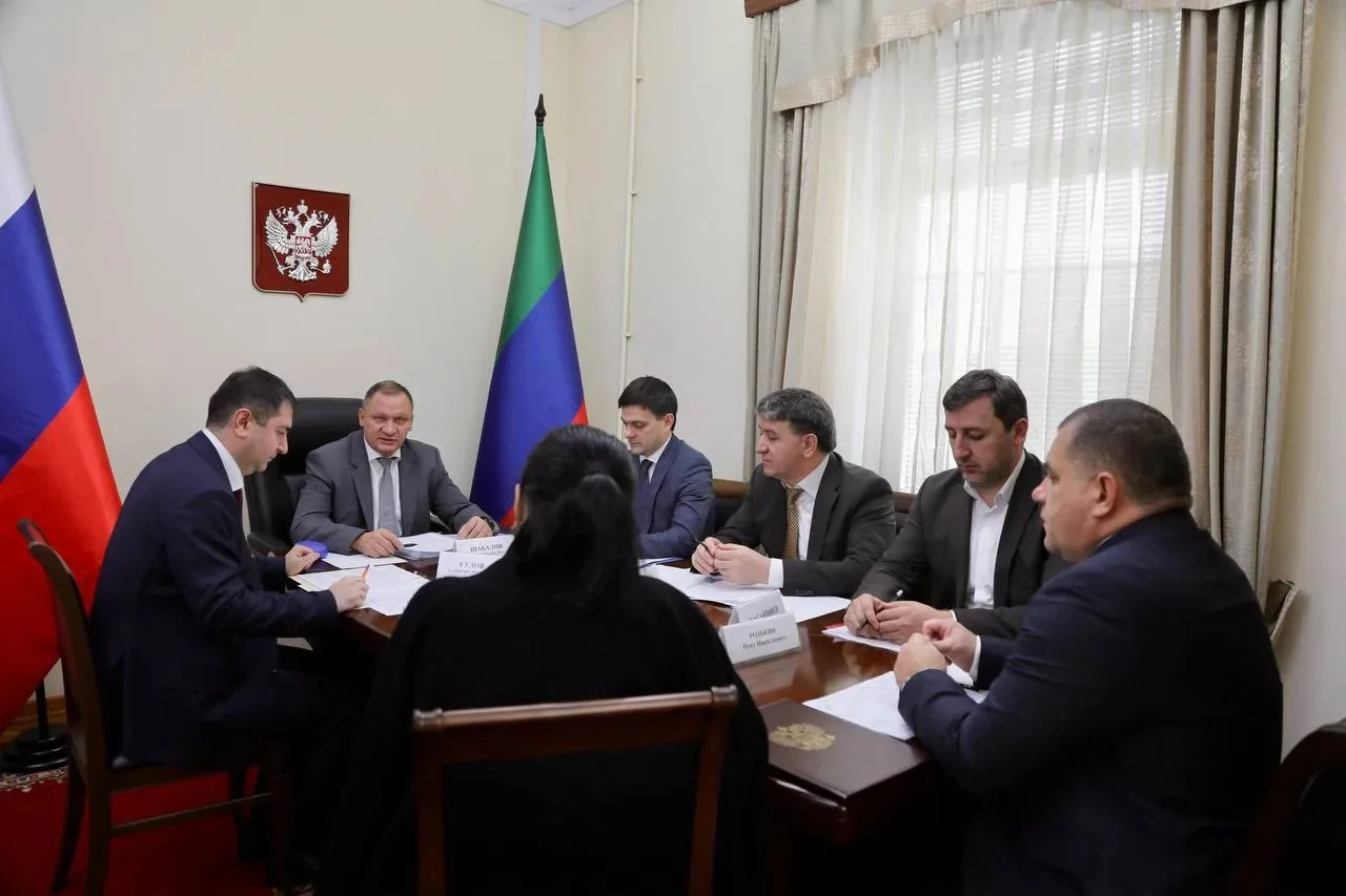 Дагестанцы обратились к замполпреда по проблемам школ и дорог