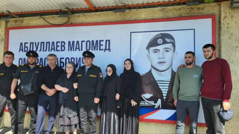 Баннер кавалеру Ордена Мужества установили в Махачкале