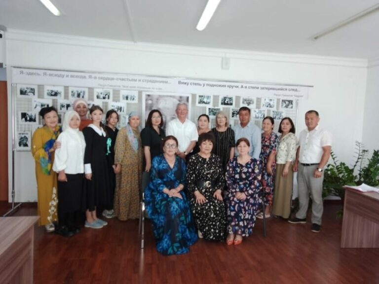 В НОГАЙСКОМ РАЙОНЕ СОСТОЯЛОСЬ ОТКРЫТИЕ ФОТОВЫСТАВКИ, ПОСВЯЩЕННОЙ К 100-ЛЕТИЮ СО ДНЯ РОЖДЕНИЯ РАСУЛА ГАМЗАТОВА.