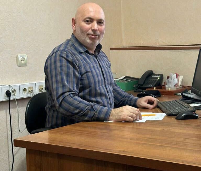 Старается быть полезным