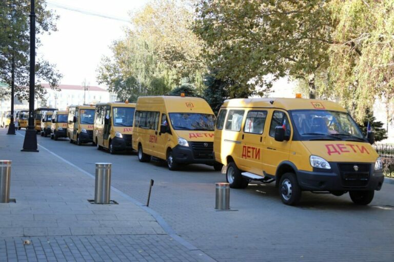Две школы Кизлярского района получили автобусы