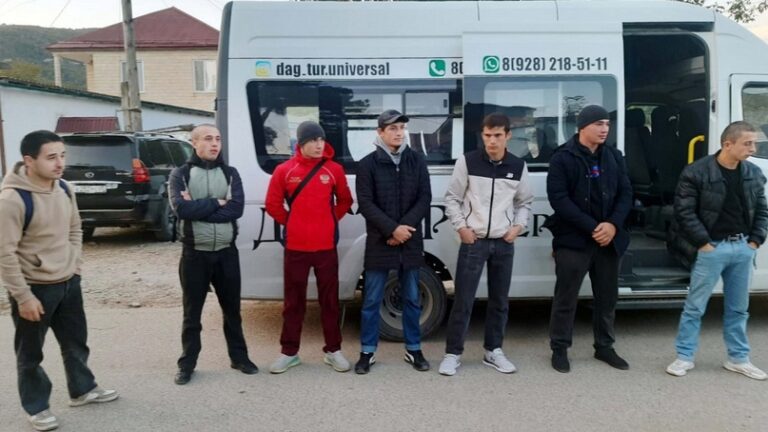 24 призывника из Кайтагского и Дахадаевского районов отправились в ряды Российской Армии
