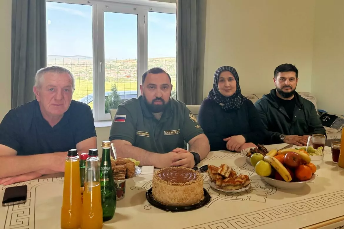 Депутат Хамзаев встретился с семьей Сайкумовых в Буйнакском районе