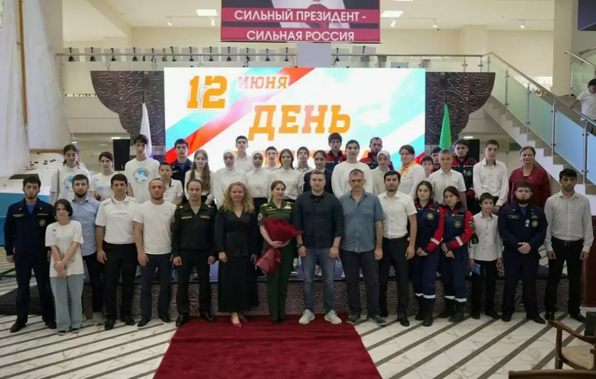 В Махачкале молодежь встретилась с Сабият Курбановой и Артемом Бичаевым