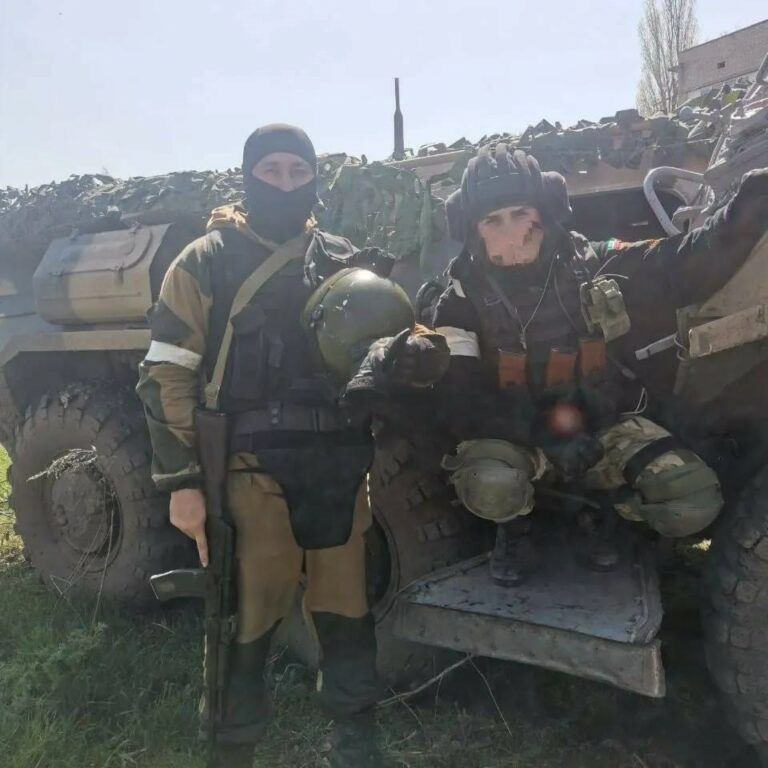 Следит за здоровьем бойцов