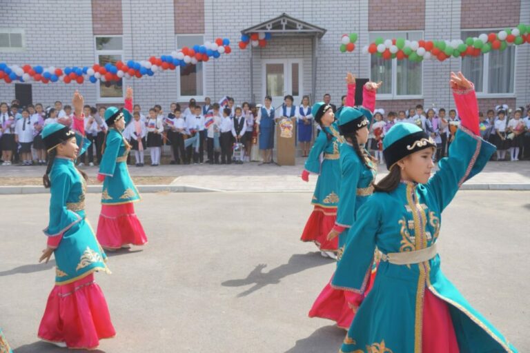 В селе Кумли Ногайского района торжественно открылась новая школа на 100 ученических мест