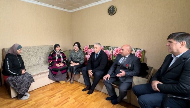Руководство Кизлярского района встретилось с матерью легендарного Закарьи Алиева.