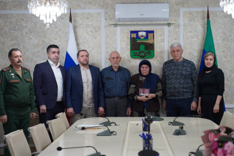 В Хасавюрте семье погибшего бойца Багавдина Тавлуева передали орден Мужества