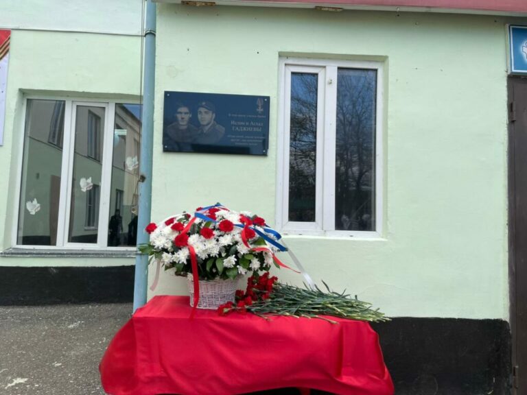 В память о погибшем бойце СВО в махачкалинской школе № 34 открыли мемориальную доску