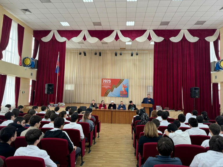 В рамках Всемирной недели гармоничных межконфессиональных отношений состоялась встреча с учащимися школы №10 города Махачкалы