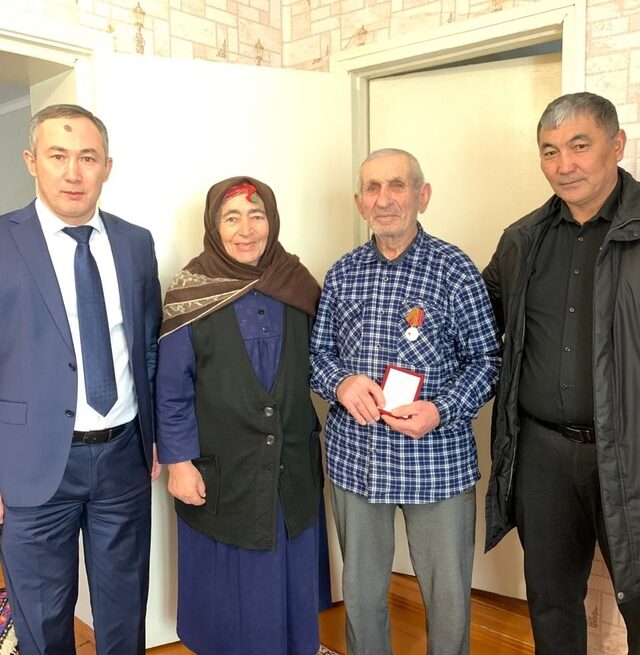 В Ногайском районе вручили памятные медали «80 лет Победы в Великой Отечественной войне» труженикам тыла