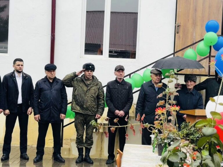 Эхо памяти: в Ихрекской школе открыли мемориальную доску в честь Максима Ахмедова
