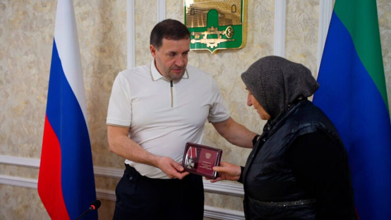 Глава Хасавюрта лично вручил орден Мужества семье погибшего воина