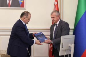 Сергею Меликову подарили книгу о подвигах дагестанцев — участников СВО