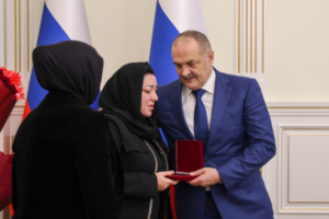 Сергей Меликов вручил орден семье Интизар Мамутаевой