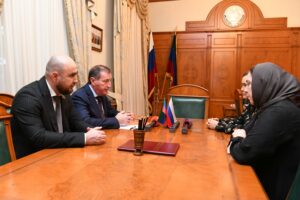 Заур Аскендеров вручил ордена Мужества семьям погибших героев СВО