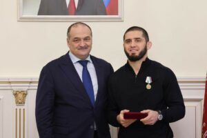 Ислам Махачев получил государственную награду Дагестана от Сергея Меликова