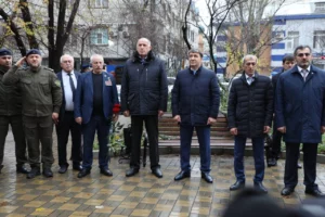 У памятника Герою России в Махачкале почтили память защитников Отечества