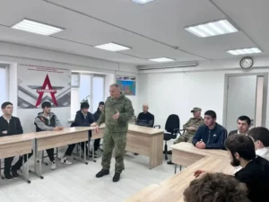 Студенты колледжа в Кизляре узнали о поступлении в военные вузы от участника СВО