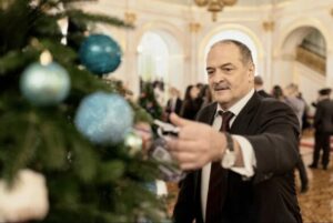 Новогодние шары с мечтами: глава Дагестана стал волшебником для троих детей