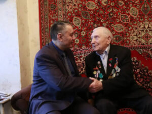Визит благодарности: вице-премьер Дагестана навестил ветерана Юрия Петрухина