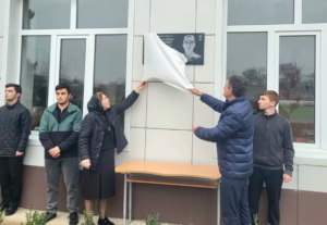 Герои СВО навечно в памяти земляков: в Сулейман-Стальском районе открыли мемориалы