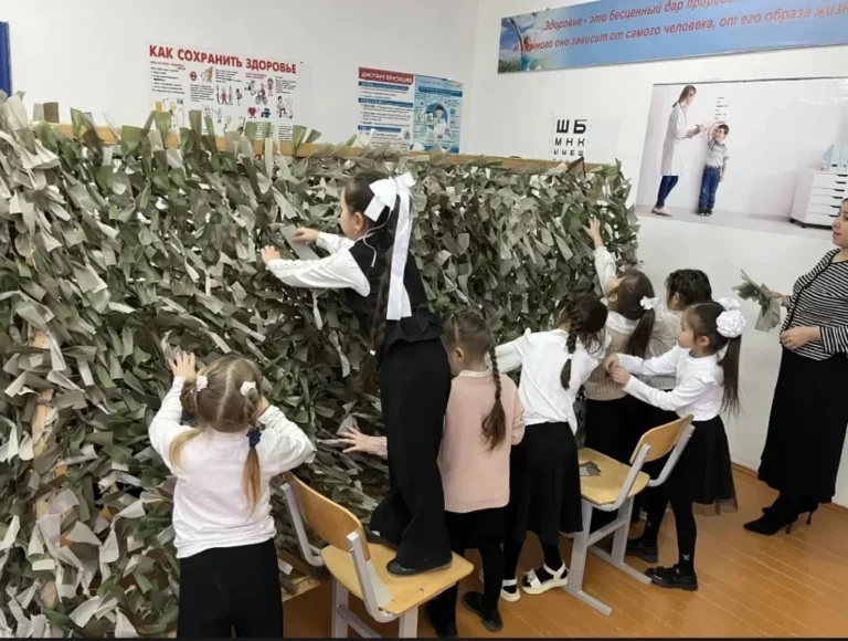 Школьники Дагестана плетут маскировочные сети для участников СВО