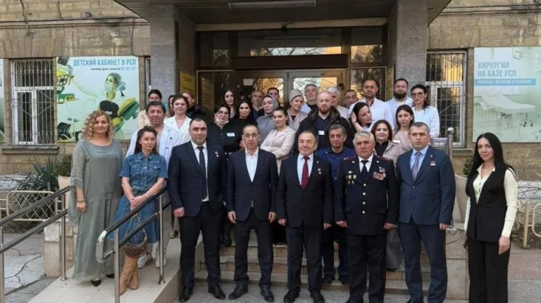 Герои России встретились с коллективом стоматологической поликлиники в Дагестане