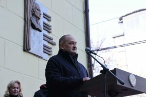 Наследие Мурада Кажлаева увековечили мемориальной плитой в Махачкале