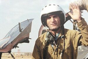 Глава Дагестана поздравил летчика-легенду Магомеда Толбоева с 75-летием