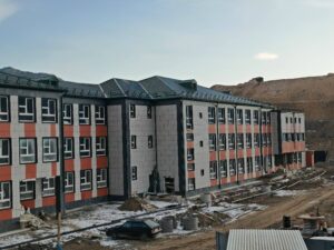 Аварийную школу в Аракани заменят на новую