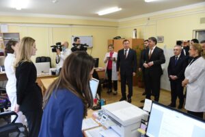 Заур Аскендеров посетил онкоотделение ДРКБ в Международный день детей с онкологией