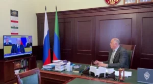 Абдулмуслим Абдулмуслимов следит за отчетом Мишустина в Госдуме