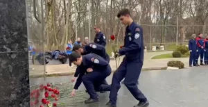 В Махачкале прошла акция «Цветы у обелиска» 