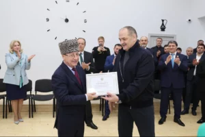 Сергей Меликов передал центру «Ватан» сертификат на 1 млн рублей