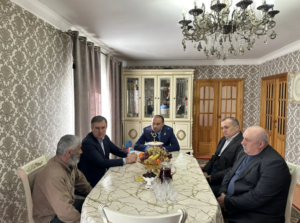 Глава района и прокурор навестили семьи погибших бойцов из Сулейман-Стальского района