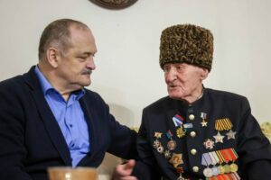 Глава Дагестана поздравил ветерана в годовщину Сталинградской Победы