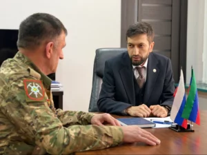 Арсен Юсупов вручил «Энциклопедию Победы» участнику СВО