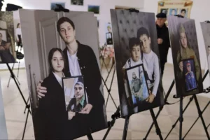 Семьи героев СВО почтили память на фотовыставке в Буйнакском районе