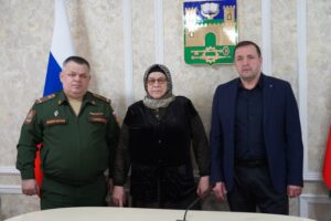 В Хасавюрте наградили родственницу бойца, пропавшего без вести в зоне СВО