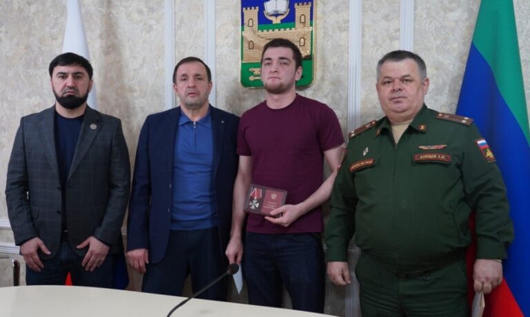 Глава Хасавюрта вручил орден Мужества родным бойца СВО