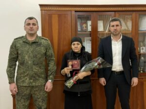 Мать погибшего героя из Тарумовского района получила награду сына