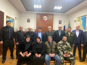 Глава Табасаранского района передал семьям погибших бойцов ордена и медали