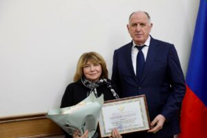 Абдулмуслим Абдулмуслимов наградил 38 выдающихся женщин Дагестана